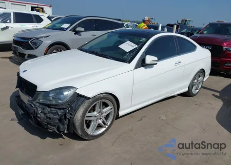 2013 Mercedes-Benz C 250 z USA, uszkodzony, nr VIN WDDGJ4HB2DG089470